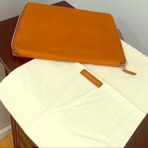 WANT Les Essentiels DE La Vie iPad Cover